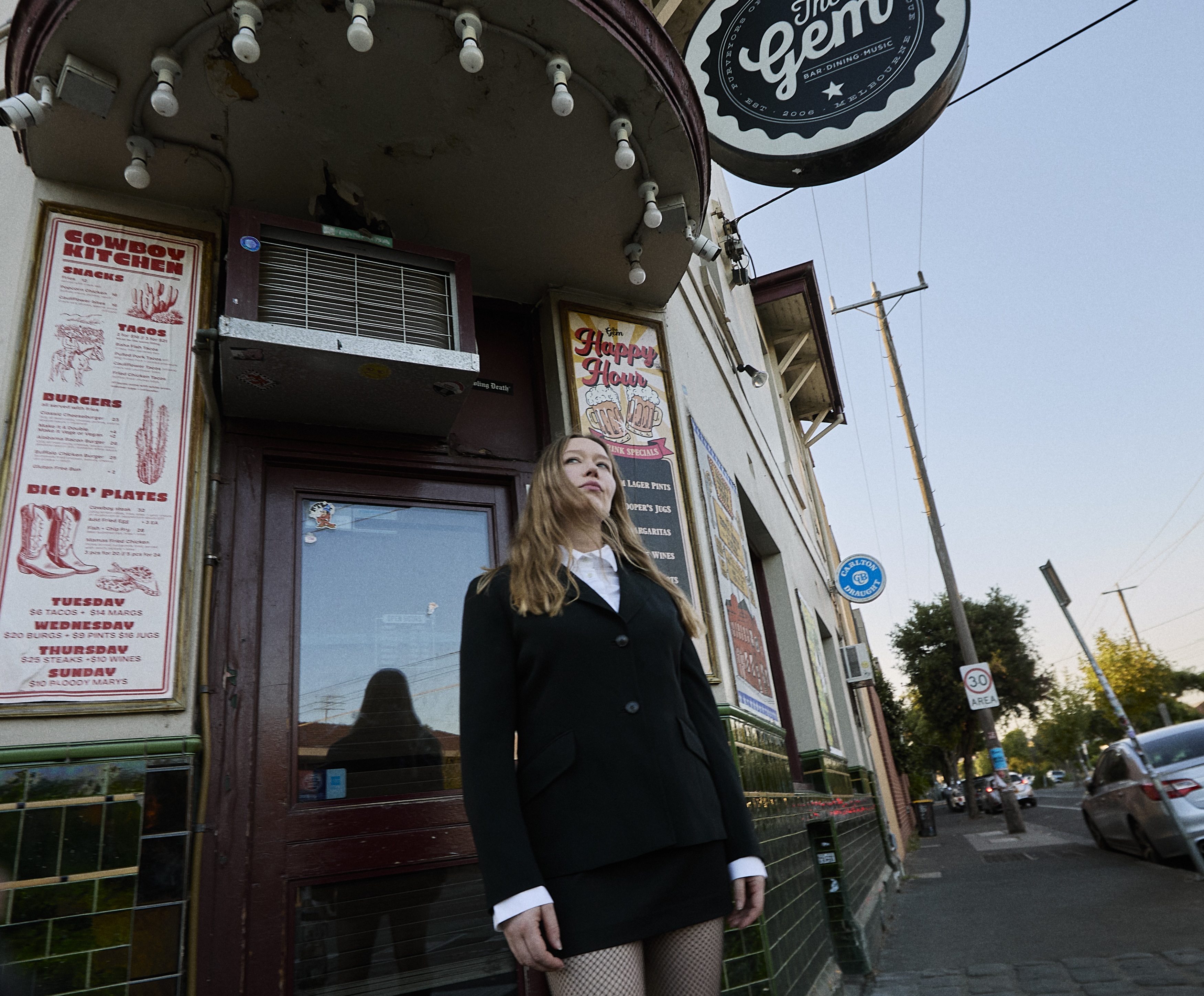 Julia Jacklin devant The Gem — photo © James J. Robinson